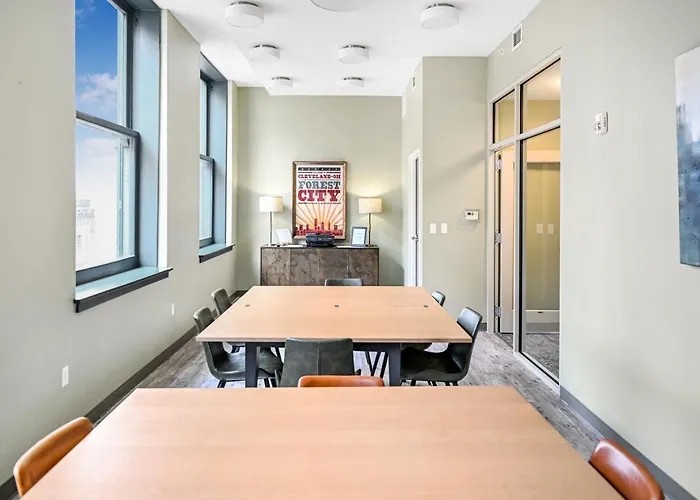 Free Pool And Steam In Downtown Cleveland With Great Amenities- 607